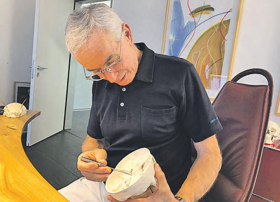 Erklärt einen Eingriff an der Schädelbasis: Prof. Dr. Dr. Beat Hammer, Facharzt für Mund-, Kiefer- und Gesichtschirurgie. (Bild: pd.)
