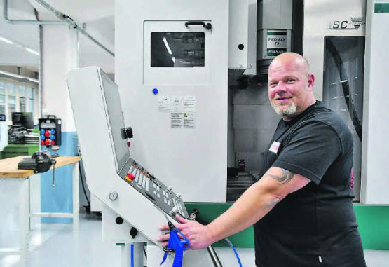 «Wenn ich die zufriedenen Gesichter sehe, weiss ich, dass es sich lohnt.» – Remo Fries von der Fischer Reinach AG engagiert sich seit den Anfängen für die Berufsinfotage.