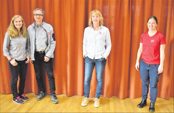 Das Pilotprojekt der Heilsarmee Aargau Süd hat die Familienstärkung im Fokus: Katharina und Peter Hauri (Heilsarmeeoffizier, Projektleitung), Sabine Nestmeier (Sekretariat, verantwortlich für administrative Aufgaben) sowie Mirjam Haldimann (Primarlehrerin, Traumapädagogik, VP-Trainerin und Projektleitung). (Bild: hg.)
