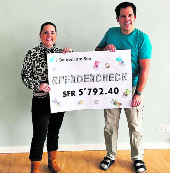 Feierliche Übergabe: Winterhilfe-Präsidentin Martina Bircher erhält den Check aus den Händen des Beinwiler Schulleiters Silvan Zürcher. (Bild: zVg.)