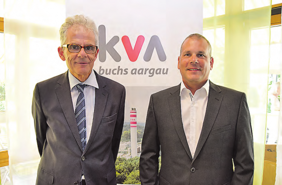 Wechsel nach 32 Jahren: Auf Guido Fischer (li.) folgt Präsident Christoph Wasser als Präsident des Gemeindeverbandes Kehrichtbeseitigung Region Aarau-Lenzburg (GEKAL). (Bild: pd.)