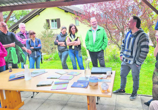 «Natur findet Stadt» in Reinach: Matthias Pletscher, Gärtner der Stiftung Lebenshilfe, berichtet wie man im eigenen Garten einen Rasen in eine wertvolle Blumenwiese verwandeln kann. (Bild: zVg.)