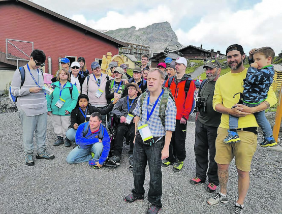Zufallstreffen mit Manu von Divertimento: Das Lager der BehindertenSportgruppe Reinach hielt auch andere Überraschungen bereit. (Bild: zVg.)