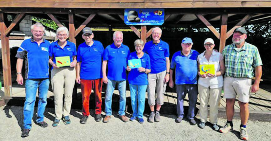 Die strahlenden Sieger in der Tripletten Konkurrenz (v.l.) Heinz Lehner/Frieda Bürli/Ruedi Ursprung (2. Rang),Angelo Crivellari/Esther Baldemair/Herbert Reutimann (Sieger), Hubert Hunziker/Marina Limacher/Claude Jaquet (3. Rang). (Bild: zVg.)
