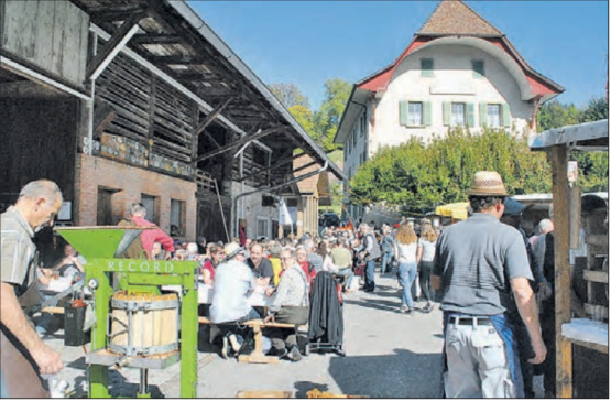 Der Schlossrueder Dorfplatz bietet eine wundervolle Kulisse: Vor der Storchenscheune konnten die Besucher das Mittagessen geniessen. (Bilder: jo.)