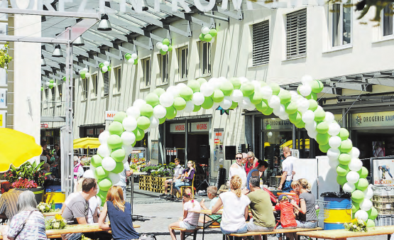 Lindenzentrum: Bei schönstem Wetter feierte eine grosse Kundenschar das 25-jährige Bestehen des kleinen Einkaufszentrums in Gränichen. (Bilder: erl.)