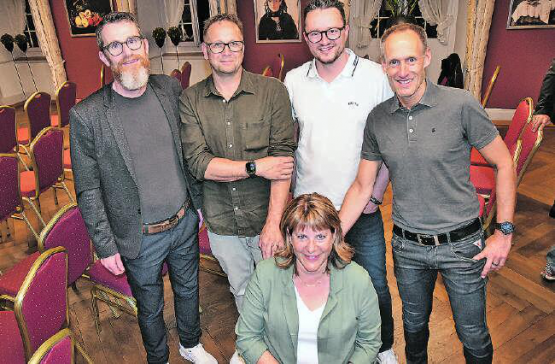 Vorstand des Gewerbevereins Kölliken-Uerkental wurde einstimmig wiedergewählt: Jörg Werfeli, Stephan Krenger, Simon Steiner und Raphael Bossard stehend von links, vorne sitzend Präsidentin Monika Hochuli.