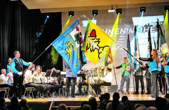 Die alte DTV-Fahne wird verabschiedet.