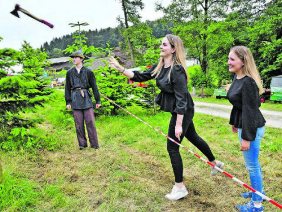 Mut bewiesen: Eine junge Frau beim mittelalterlichen Beilwurfwettkampf. (Bilder: tiz.)