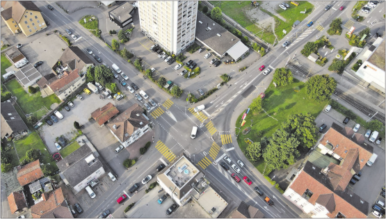 Reinach von oben. Der Hochhauskreisel und die aus dieser Perspektive nach oben rechts gehende Sandgasse sind stark sanierungsbedürftig. Die Bauprojektphase ist abgeschlossen, nach den Sommerferien sollen die Grundeigentümer über das Projekt informiert werden. Baubeginn ist frühestens 2029. (Bild: Nick Schaffner)