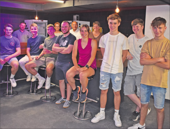 An ihrer Jungbürgerfeier besuchten die Leimbacher und Zetzwiler Jungbürger der Jahrgänge 2003 und 2004 das Regionale Freizeithaus Onderwerch in Reinach. (Bild: hg.)