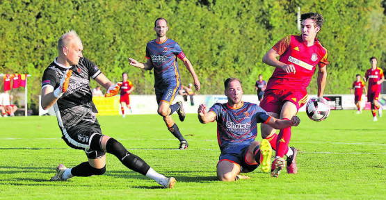 Kein Durchkommen für Jan Kalt. Der Jurassier Torhüter Reynald Bourquin und Verteidiger Dylan Reinhardt stehen dem anstürmenden Schöftler im Weg. (Bild: Otto Lüscher)