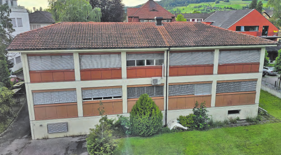 Im Gebäude der ehemaligen Druckerei Urs Zuber AG soll Schulraum entstehen. (Bild: zVg.)