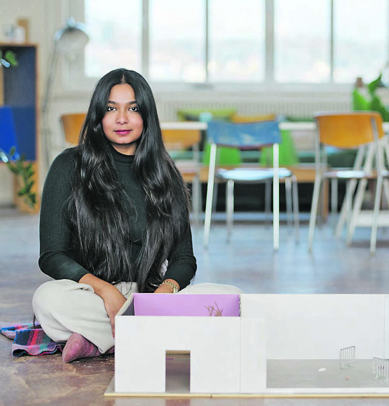 Ishta Chakraborty mit einem Miniaturmodell der Ausstellung «Manor Kunstpreis Aarau 2024». (Bild: Nathanael Gautschi)