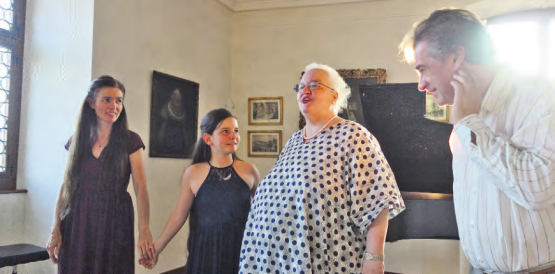 Die Komponistin Ruth Dürrenmatt (Mitte) auf Schloss Heidegg. Im Gruppenbild (v.l.) zusammen mit den Interpretinnen Sibylle und Emma Saskia Bähler sowie dem Pianisten Patrizio Mazzola. (Bild: zVg.)