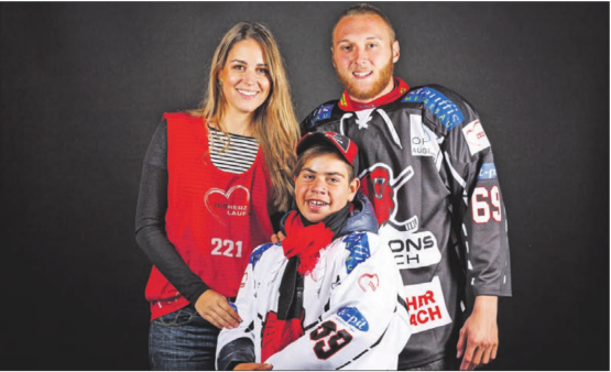 Leibchen-Übergabe in Reinach: Irina De Giorgi vom Verein «Zeig Herz, lauf mit!», Lions-Stürmer Marco Rosamilia und «Herzli» Matteo Ruffino. (Bild: Philipp Dolder)