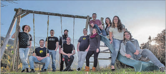 Das abtretende Team des Mutterschiff Openair, mit Mediensprecherin Viviane Weber (Bildmitte, stehend). (Bild: zVg.)