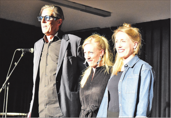 Pedro Lenz las in Unterkulm aus «Zärtlechi Zunge» und wurde dabei musikalisch begleitet von Evelyn und Kristina Brunner. (Bild: Heidi de Luca)