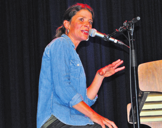 Ganz ohne Glanz und Glamour, dafür mit einem Gesang, der unter die Haut ging, begeisterte Brigitte Marolf im Forum Seon. (Bilder: hh.)