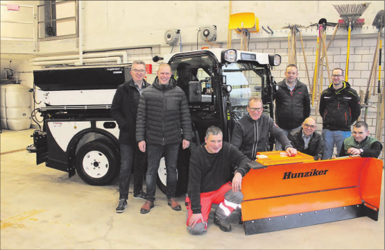 Pflügen, salzen, wischen und transportieren: Übergabe des neues Kommunalfahrzeugs Multihog von Vertretern der Aebi Landtechnik AG und der Sebastian Müller AG AGRO Line an die Gemeinde Rickenbach. (Bild: zVg.)