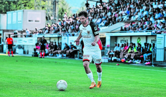 Beobachtet in einem mit 4500 Zuschauern gut gefüllten Brügglifeld: Verteidiger Linus Obexer ist einer der erfahrenen Spieler beim FC Aarau, musste aber dennoch drei Tore hinnehmen. (Bilder: Sarah Rölli)