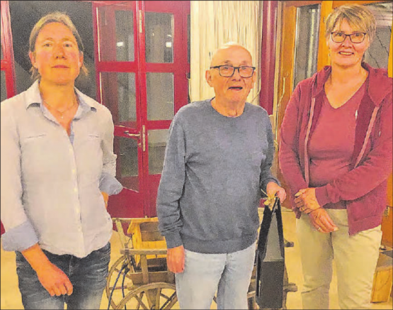 Die Co-Präsidentinnen des NVVO Lilo Steiner und Elisabeth Krack verabschiedeten Revisor Heiri Steiner. (Bild: zVg.)