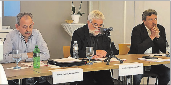 Getrübte Stimmung an der Medienkonferenz (v.l.): Die zurücktretenden Richard Zwicker und Hans Aemisegger sowie Maurice Besson, der im AFV-Vorstand verbleiben will. (Bild: rc.)