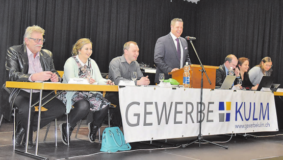 Generalversammlung des «Gewerbe Kulm»: Präsident Tobias Gloor begrüsste in der Bezirksschulaula. (Bilder: Te.)
