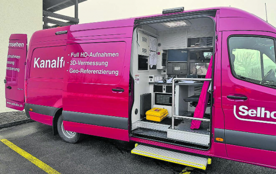 Das neue Kanalfernseh-Fahrzeug verfügt über einen eingebauten Büro-Arbeitsplatz. (Bilder: zVg.)