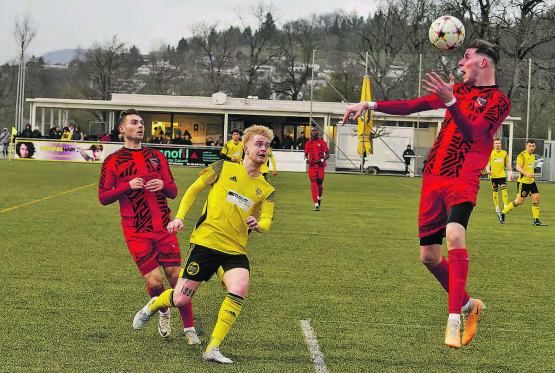 Aus den Chancen zu wenig gemacht: Gränichens Manuel Peter sieht, wie der Ball von den Solothurnern Defensivleuten aus deren Gefahrenzone gebracht wird. (Bild: Roland Jaus)