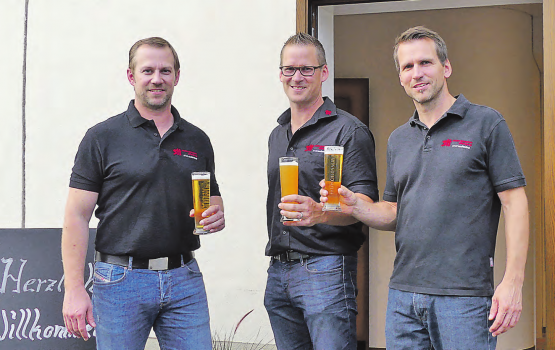 Der verdiente Lohn nach harter Arbeit: (v.li) Dominic, Hansjörg und Stefan Stuber stossen auf das «Wirtshaus zur Trostburg» an. (Bilder: moha.)