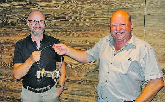 Sinnbildliche Schlüsselübergabe des zurücktretenden Gemeindepräsidenten Roland Häfeli an seinen Nachfolger Adrian Häfeli. (Bild: zVg.)