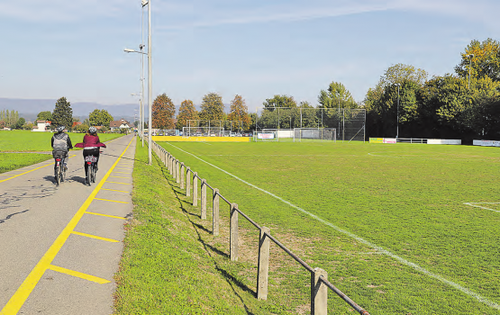 Strasse, Abschrankungen, Seitenlinie: Alles ist zu nahe beisammen und birgt Unfallgefahren. Der Fussballplatz soll saniert und die Feldmattstrasse auf der Höhe des Hauptfeldes um 10 Meter nach links verschoben werden. (Bild: Remo Conoci)