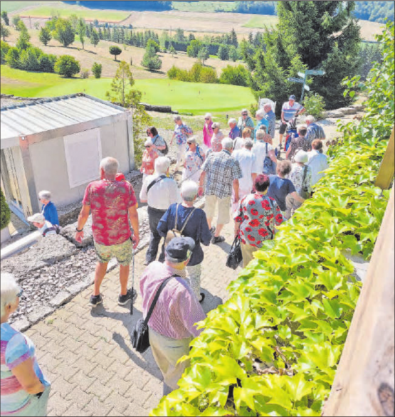 Wenn Oberwynentaler eine Reise tun: Die fröhliche Gruppe auf dem Weg nach Rheinfelden zum Schiffsanlegeplatz. (Bild: zVg.)