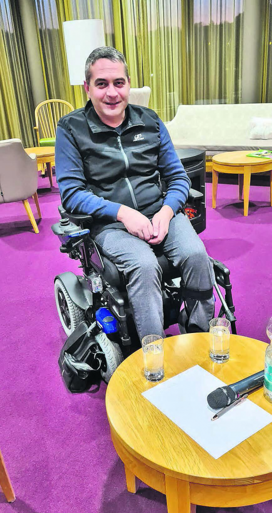 Mike Hunziker erzählte in der Residenz Falkenstein über sein Leben. Auch wenn er an den Rollstuhl gebunden ist, ist er in der Lage, sein Leben selbstbestimmt zu leben.