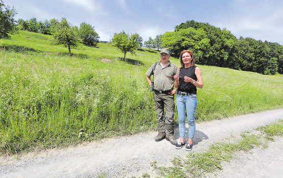 Am Ort des Geschehens gibt Jagdaufseher Andreas Stauber Joggerin Susan Jordi Entwarnung: Ein Angriff von Bussard, Milan, Habicht oder sogar von einer Krähe ist auch im Oberwynentaler Wald- und Wiesengebiet sehr selten. (Bild: rc.)