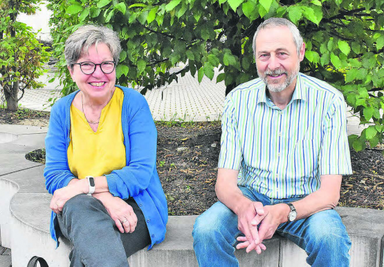 Über 40 Jahre lang die Schule Reinach mitgeprägt: Auf das zu Ende gegangene Schuljahr hiess es für die beiden Lehrpersonen Maya Godarzi und Martin Diriwächter Abschied zu nehmen. (Bild: hg.)