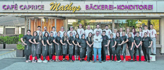 Das grosse Team vom Beck Mathys mit dem Geschäftsinhaber Jürg Mathys vorne in der Mitte. (Bild: Foto Dietiker, Muhen)