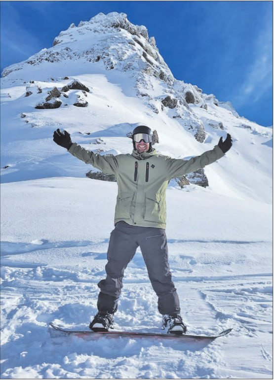 Luzian Schmassmann ist ein begeisterter Snowboarder. (Bilder: zVg.)