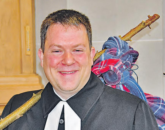 David Scherler, Pfarrer der reformierten Kirche Uerkheim, hat sein Bündel auf die Schultern genommen – nach acht Jahren nimmt er die Herausforderungen einer neuen Pfarrstelle an. (Bild: aw.)