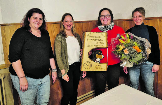 Der Vorstand im Berichtsjahr, v.l.: Nicole Graber, Nathalie Brem (neue Präsidentin), Ruth Bolliger (abtretende Präsidentin mit der handgeschnitzten Wanduhr) und Nicole Hunziker. Abwesend war Tamara Amport. (Bild: Isabelle Rickenbach)