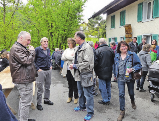 Viel Betrieb und gute Laune: Willy Barfuss (2. v.li), Initiant und Mitorganisator des gelungenen Anlasses, zeigte sich überwältigt vom Besucheraufmarsch zur Film-Matinée «Hochwasser vor 25 Jahren». (Bilder: moha. )