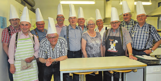 Sie verehren ihre «Kochschullehrerin»: Cécile Schor mit ihren «Buben» – ihnen bringt sie die Kunst des Kochens mit viel Charme und Geduld bei. (Bilder: st.)