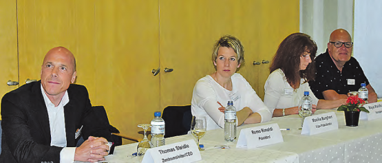 Sie halten die Fäden des Alterszentrums in der Hand: Thomas Steidle, Monika Burgherr, Maya Waldbruger, Beat Gautschi (v.l.), es fehlt Roger Lehner, und Remo Rimoldi bedient gerade das Mikrofon am Rednerpult. (Bilder: st.)