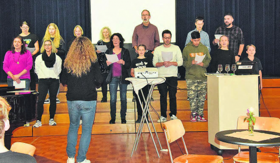 Sie sangen gute Laune in die Aula: Der Oberstufenchor mit einigen Lehrpersonen unter der Leitung von Sandra Rippstein widmete sich dem Schweizer Liedgut. (Bilder: st.)