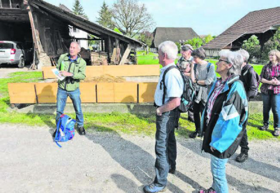 Unter kundiger Leitung von Ernst Hofmann lernten die Teilnehmenden den Lebensraum der einheimischen Vögel kennen. (Bild: zVg.)