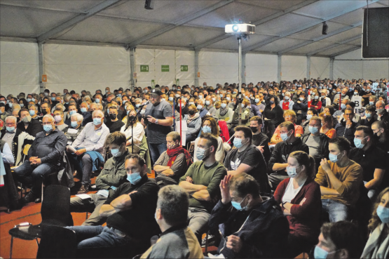 Beeindruckende Teilnehmerzahl: An der Gemeindeversammlung Beromünster nahmen so viele Menschen teil, wie noch nie. Mit grosser Mehrheit nahmen die Stimmberechtigten die Anträge des Gemeinderates an. (Bild: spo.)