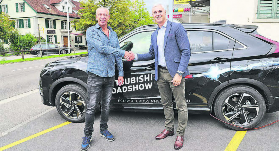 Handschlag vor dem Alleskönner von Mitsubishi, dem Eclipse Cross: Jörg Stalder, Inhaber der Hofmatt-Garage in Menziken (links) und Bruno Campino, Managing Director bei Mitsubishi Schweiz. (Bilder: rc.)