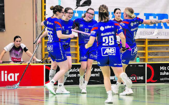 Reinacher Jubel nach dem gewonnenen Penaltyschiessen. Khim Truttmann traf als Einzige vom Punkt. (Bild: Roland Wick)