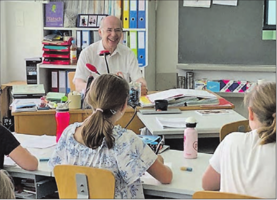 Der Unterricht macht den Senioren sichtlich Spass – und die Schulkinder profitieren von den wertvollen Begegnungen. (Bild: zVg.)